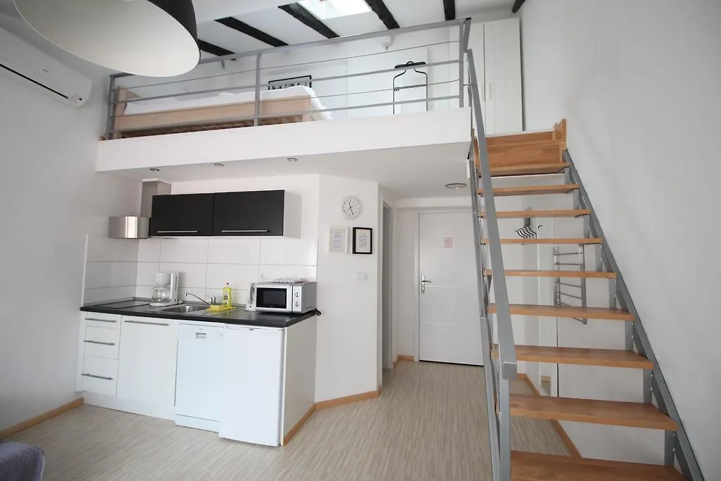 Downtown Apartments Pola 0*,  Croazia